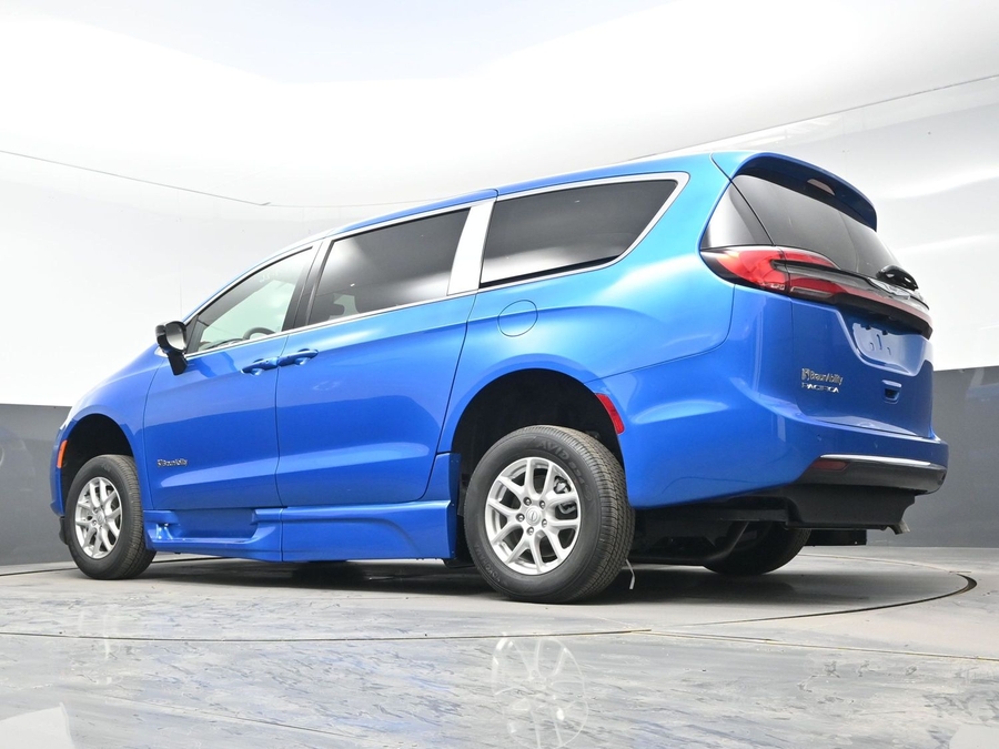 Blue Chrysler Pacifica image number 17