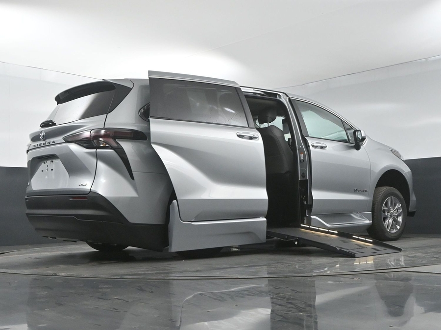 New 2025 Toyota Sienna Hybrid XLE Base - BraunAbility Side Entry Entry Fold Out Automatic Ramp