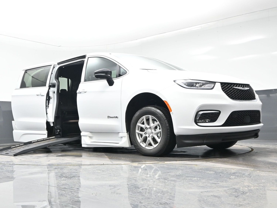 White Chrysler Pacifica image number 15