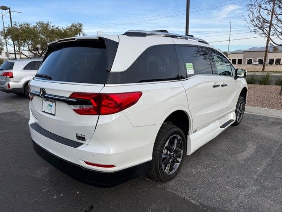 White Honda Odyssey image number 2