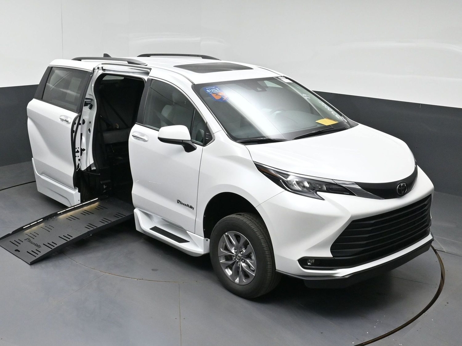 New 2026 Toyota Sienna Hybrid XLE Base - BraunAbility Side Entry Fold Out Automatic Ramp