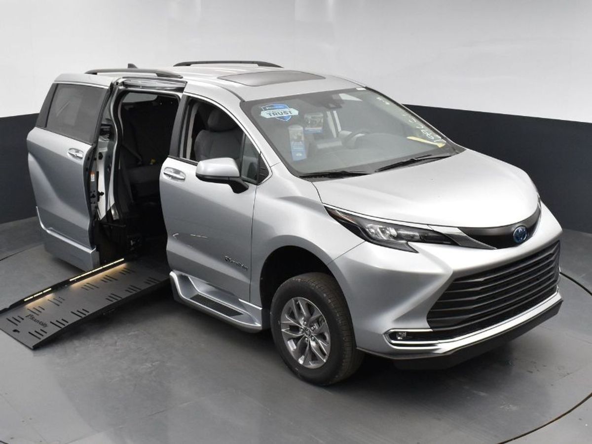 Silver Toyota Sienna image number 11