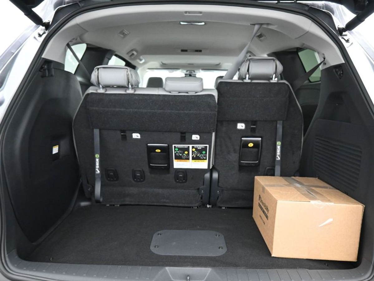 Grey Toyota Sienna image number 8