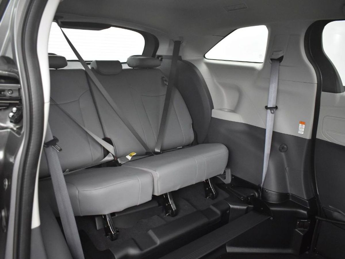 Grey Toyota Sienna image number 17