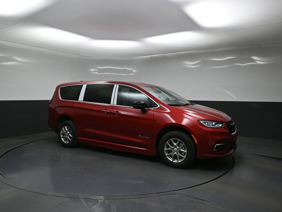 Red Chrysler Pacifica image number 14