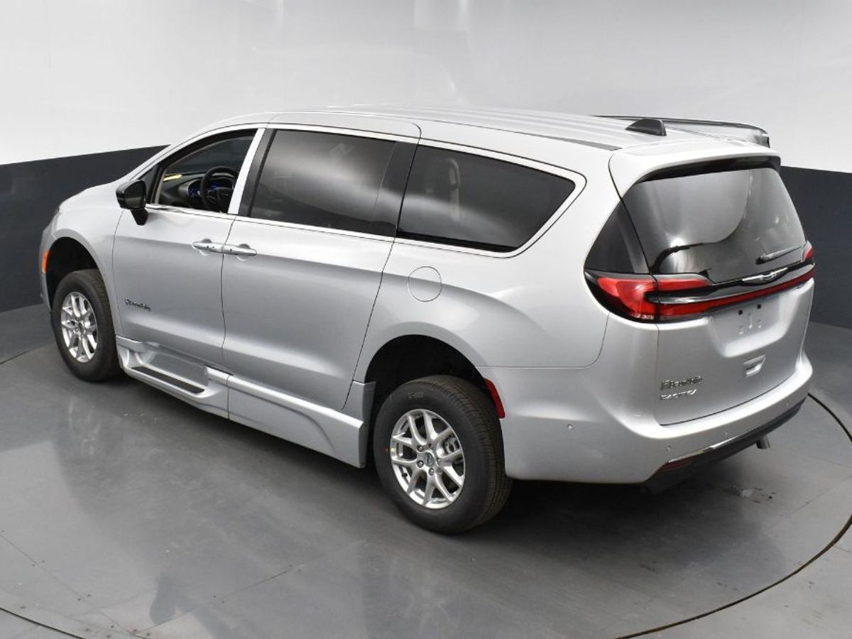Silver Chrysler Pacifica image number 15