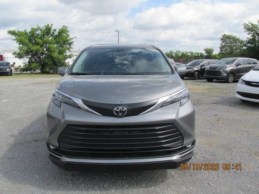 Grey Toyota Sienna image number 3