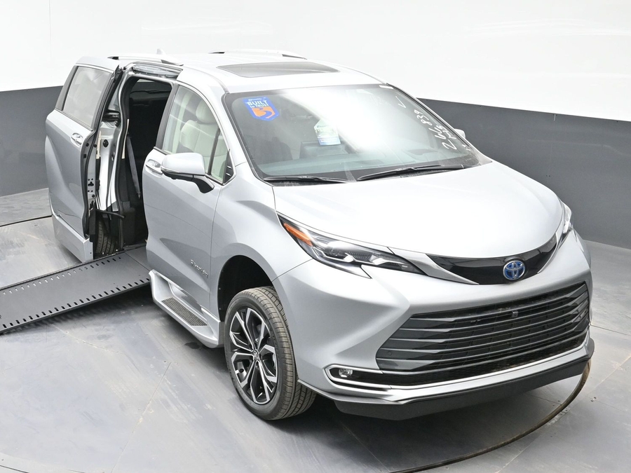 New 2025 Toyota Sienna Hybrid Platinum - BraunAbility Side Entry Entry In Floor Automatic Ramp