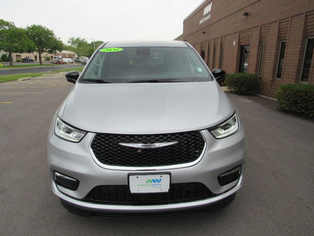Silver Chrysler Pacifica image number 4