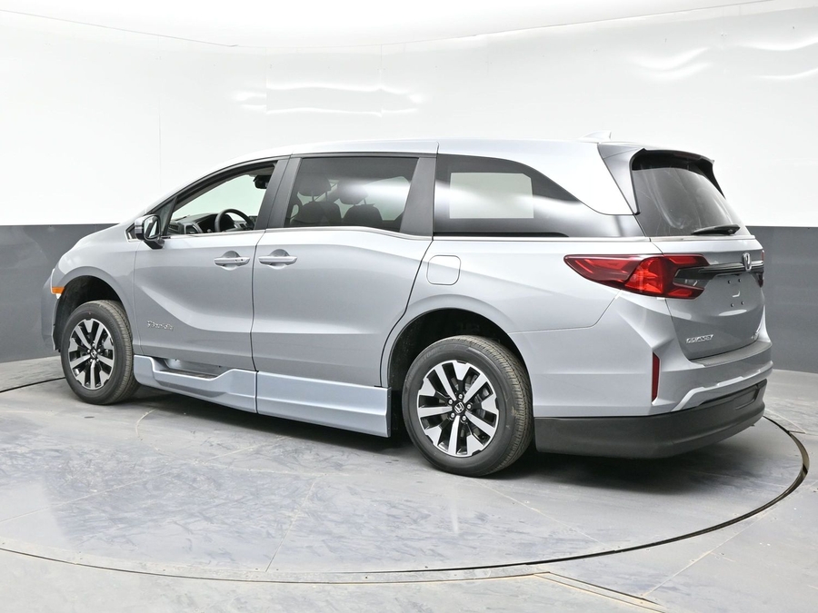 Silver Honda Odyssey image number 3