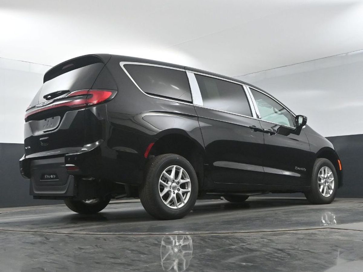 Black Chrysler Pacifica image number 9