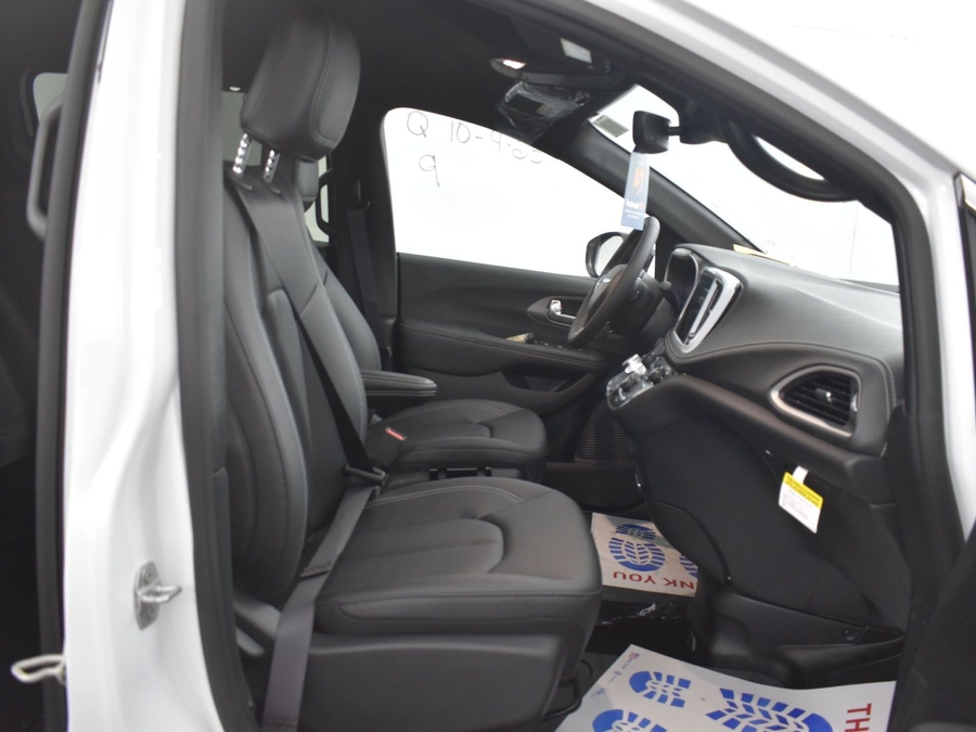 New 2025 Chrysler Pacifica Select Safety - BraunAbility Side Entry Entry Fold Out Automatic Ramp