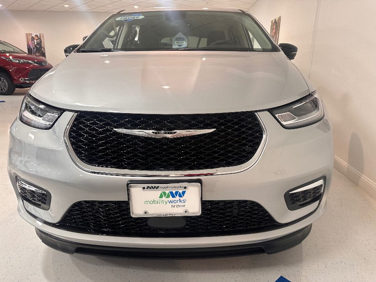 Silver Chrysler Pacifica image number 5