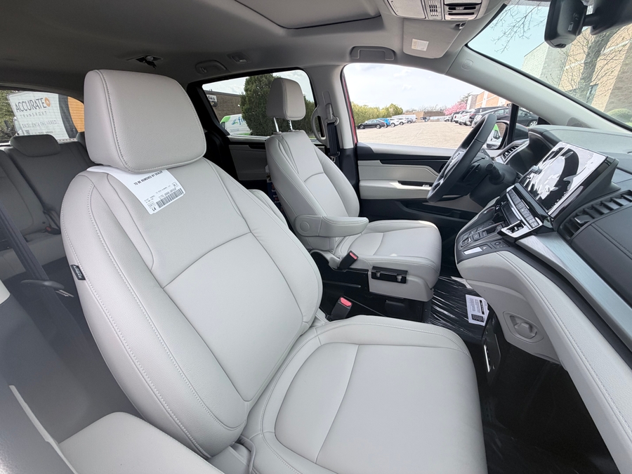 Red Honda Odyssey image number 10