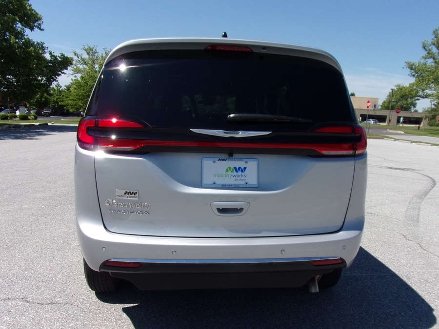 Silver Chrysler Pacifica image number 5