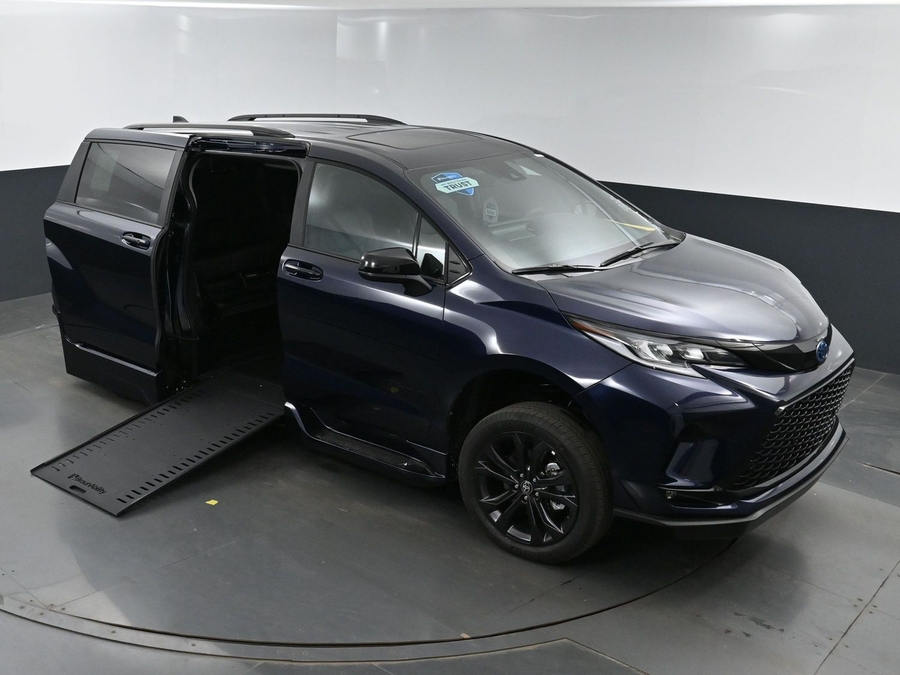 New 2025 Toyota Sienna Hybrid XSE Sport - BraunAbility Side Entry Entry In Floor Automatic Ramp