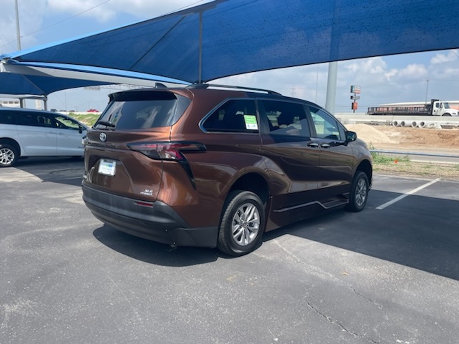 Orange Toyota Sienna image number 8