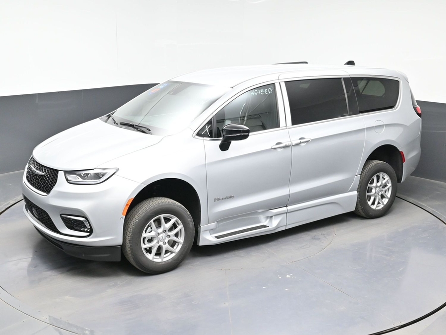 Silver Chrysler Pacifica image number 20