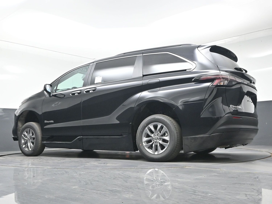 Imagen de la Toyota Sienna negra número 18