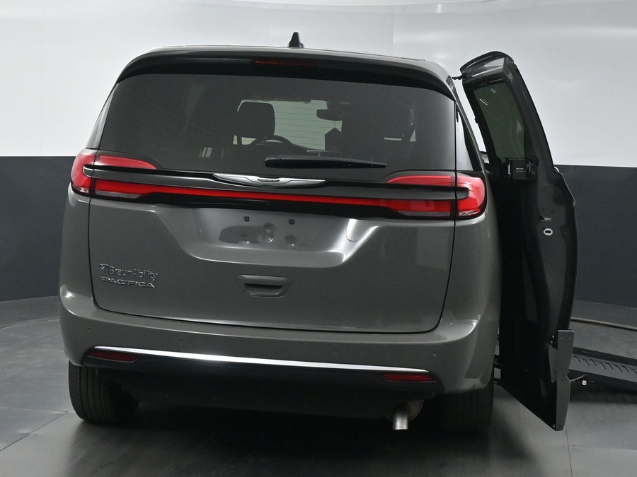 New 2025 Chrysler Pacifica Select Safety - BraunAbility Side Entry Entry Fold Out Automatic Ramp
