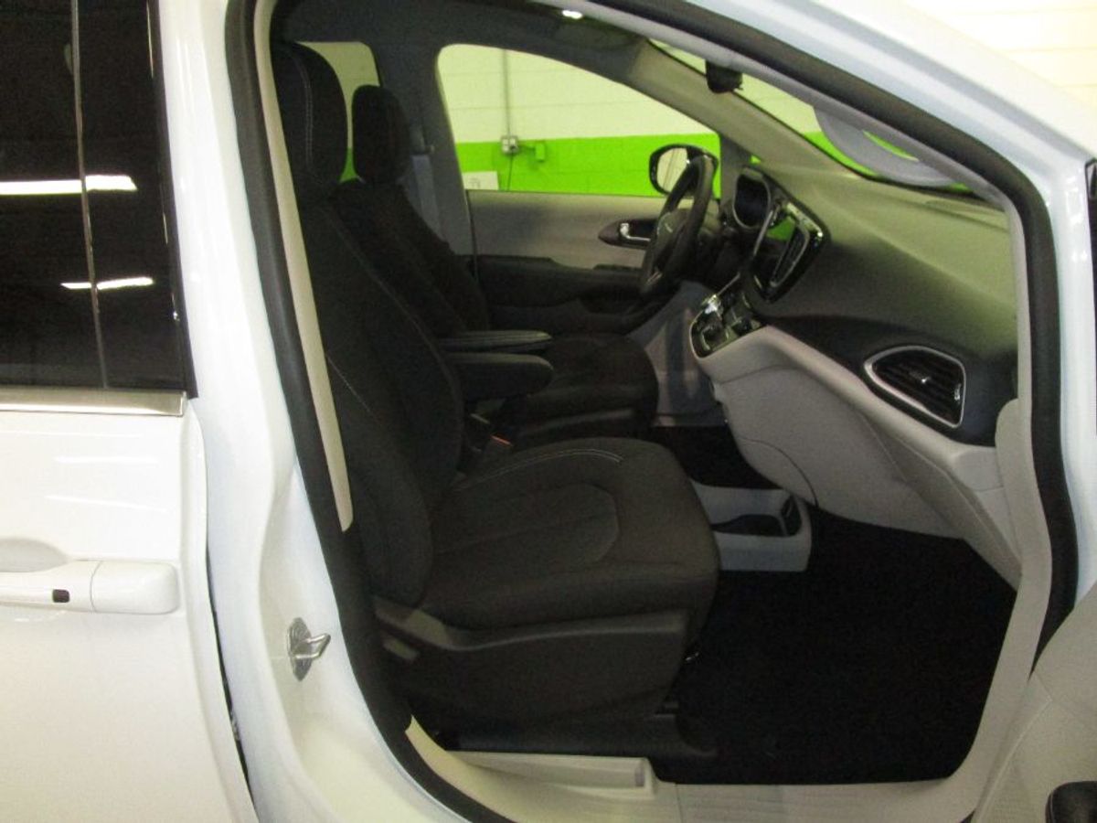 White Chrysler Voyager image number 18