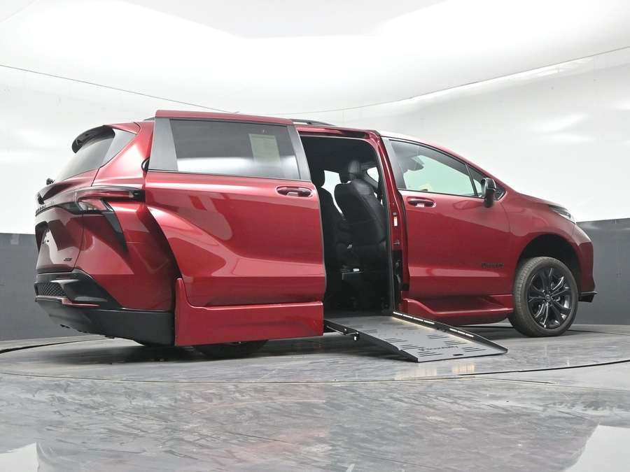 New 2026 Toyota Sienna Hybrid XSE Sport - BraunAbility Side Entry Fold Out Automatic Ramp