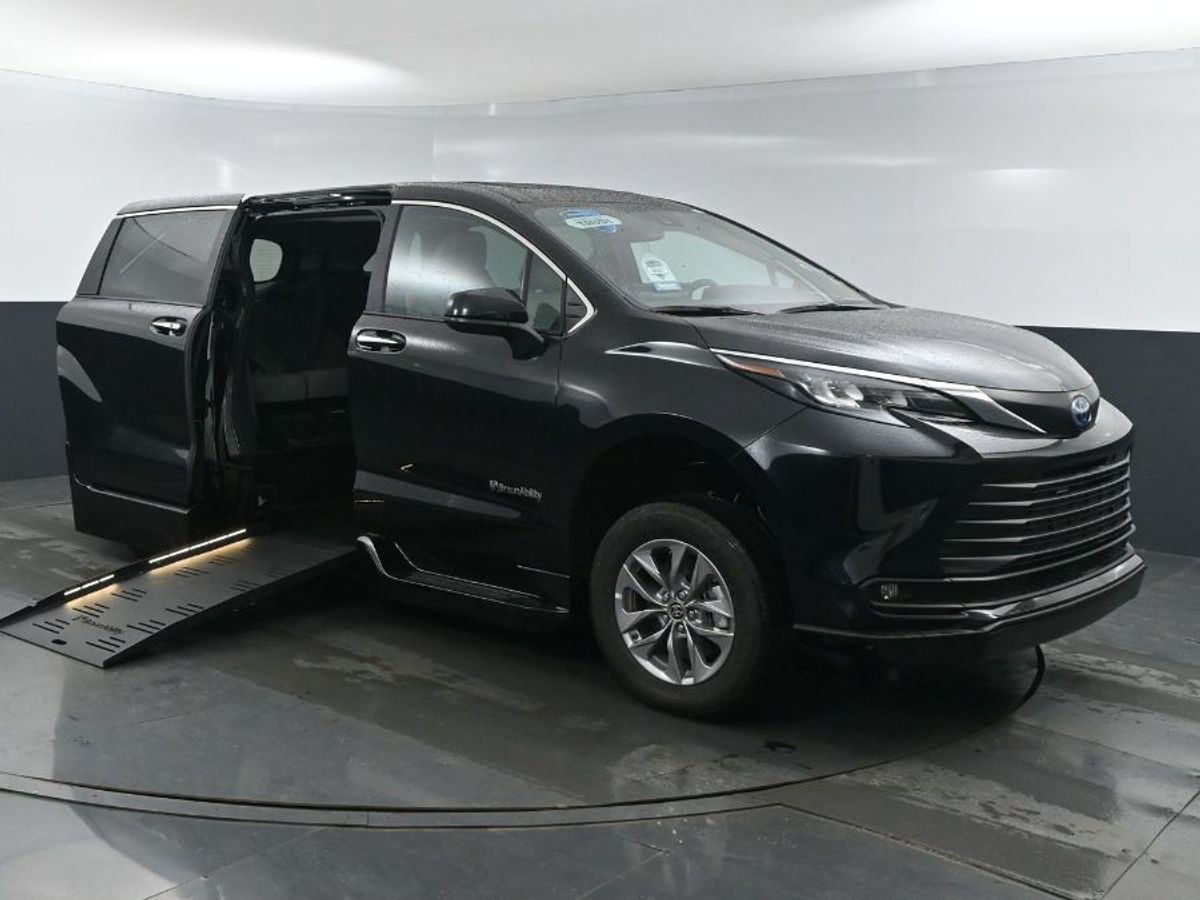 2025 Toyota Sienna XLE's photo