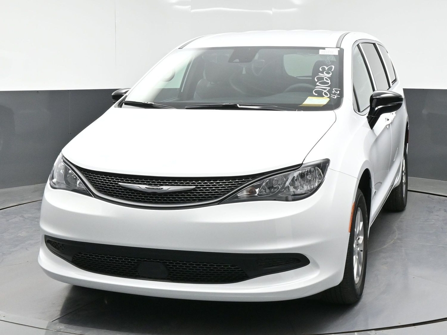 White Chrysler Voyager image number 1