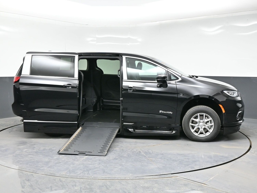 New 2026 Chrysler Pacifica Select Plus - BraunAbility Side Entry Entry In Floor Automatic Ramp