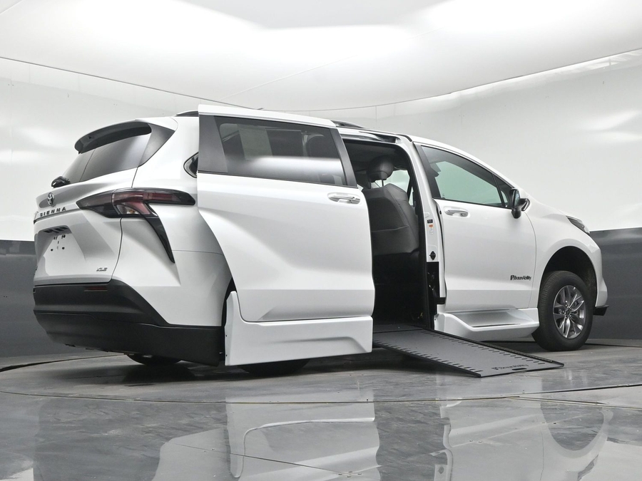 White Toyota Sienna image number 20
