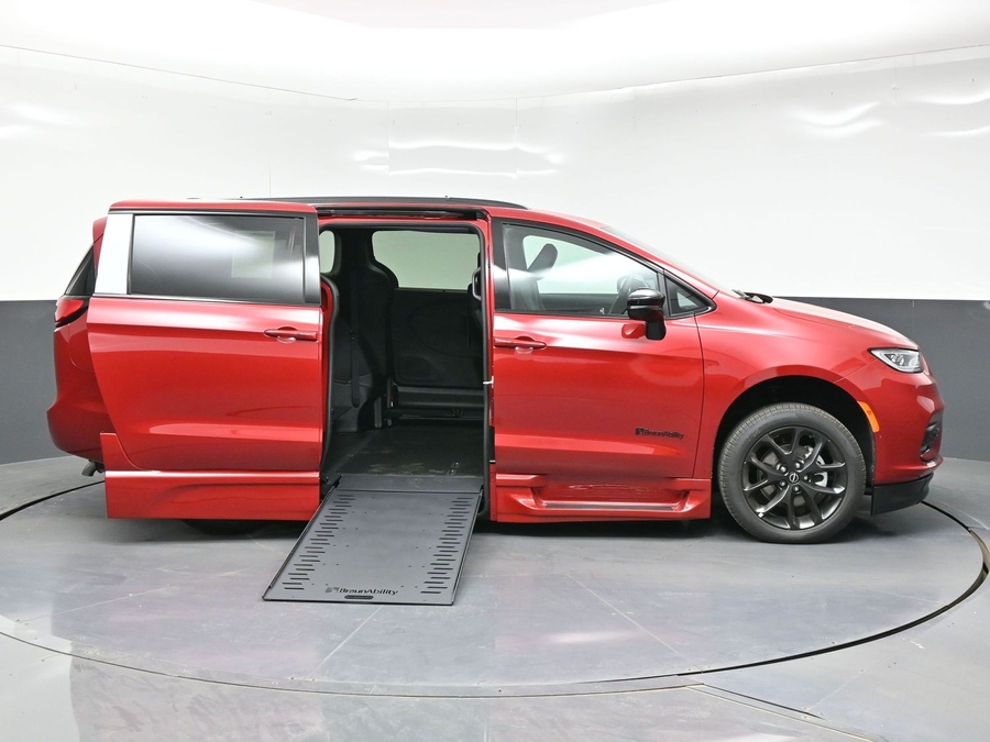 New 2026 Chrysler Pacifica Select Sport - BraunAbility Side Entry Entry In Floor Automatic Ramp