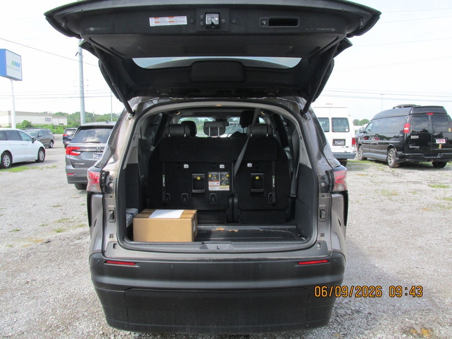 Grey Toyota Sienna image number 9