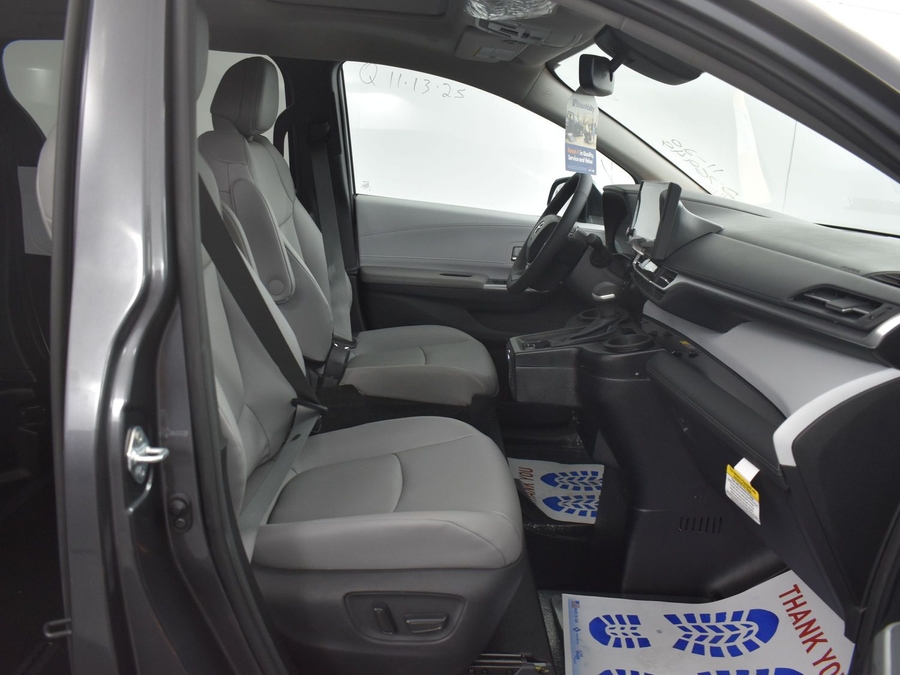 New 2025 Toyota Sienna Hybrid XLE Base - BraunAbility Side Entry Entry In Floor Automatic Ramp