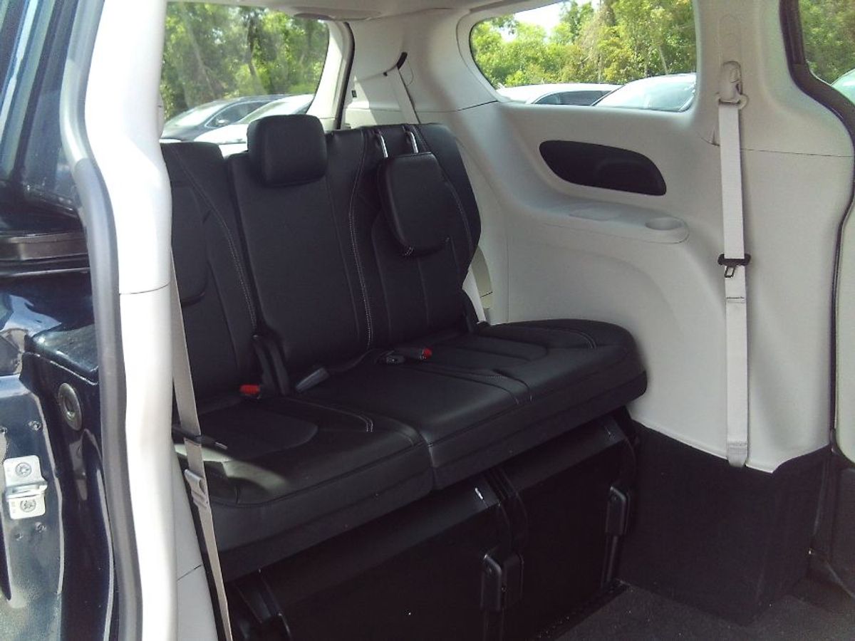 Blue Chrysler Pacifica image number 17