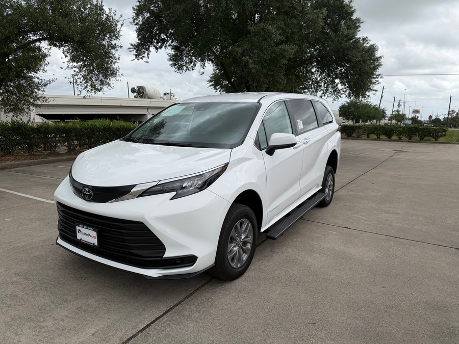 New 2026 Toyota Sienna Hybrid LE - Vantage Mobility Rear Entry Entry Fold Out Manual Ramp
