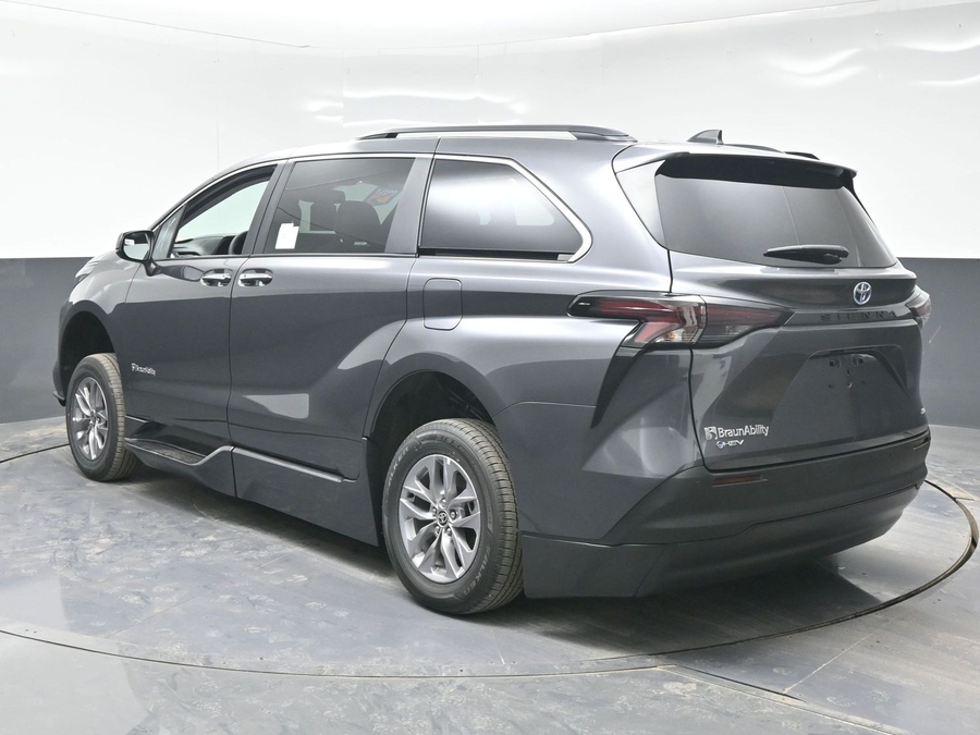 Grey Toyota Sienna image number 2