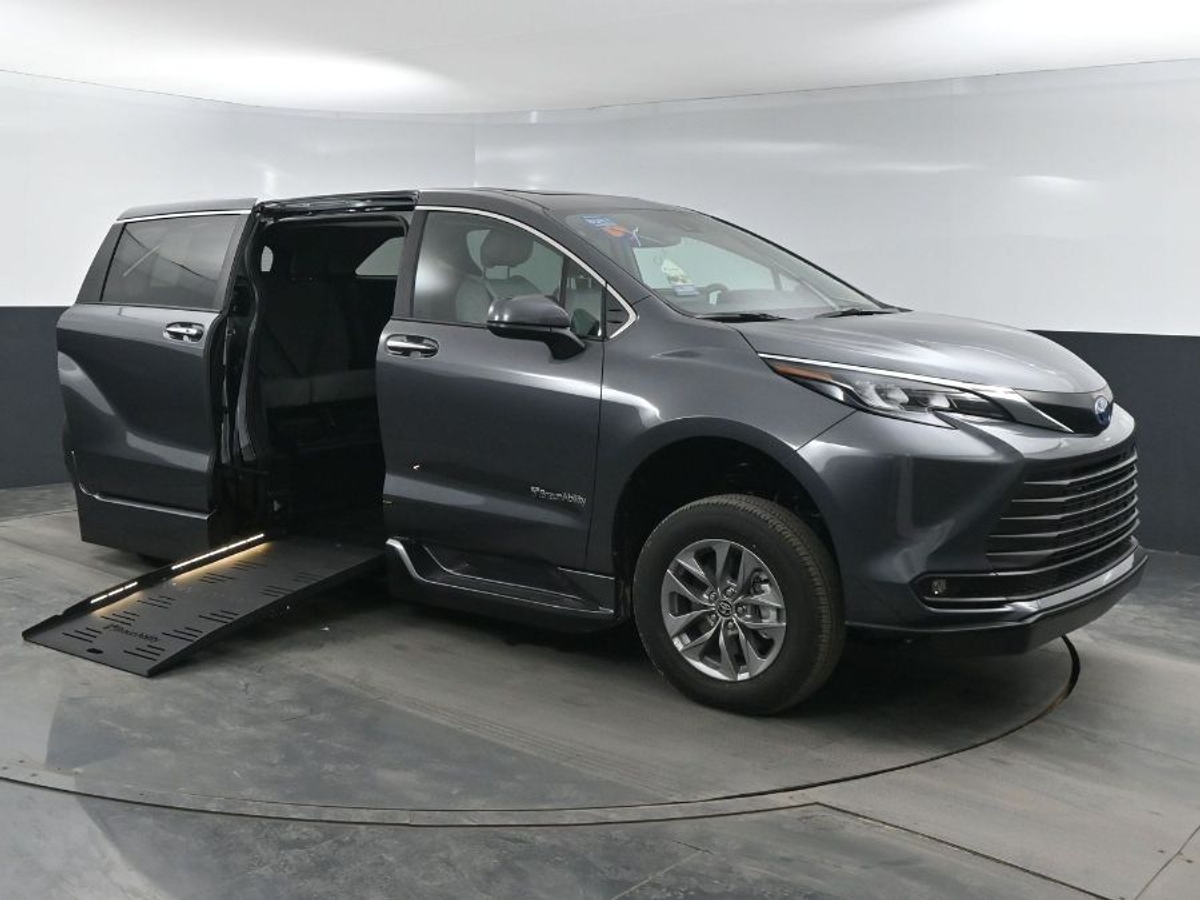 2025 TOYOTA SIENNA - Image 3