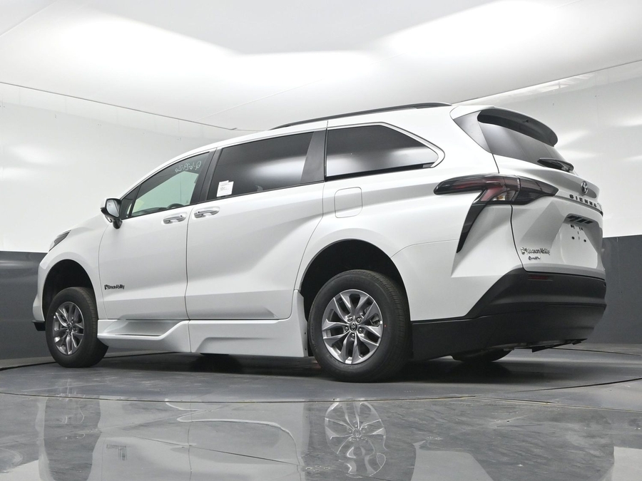 White Toyota Sienna image number 19
