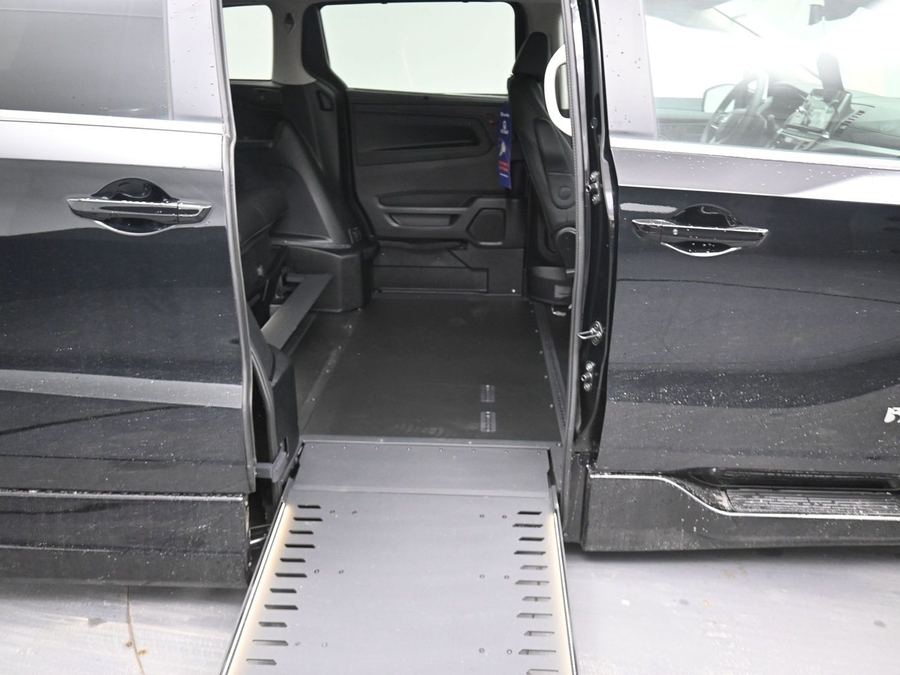 Black Honda Odyssey image number 19