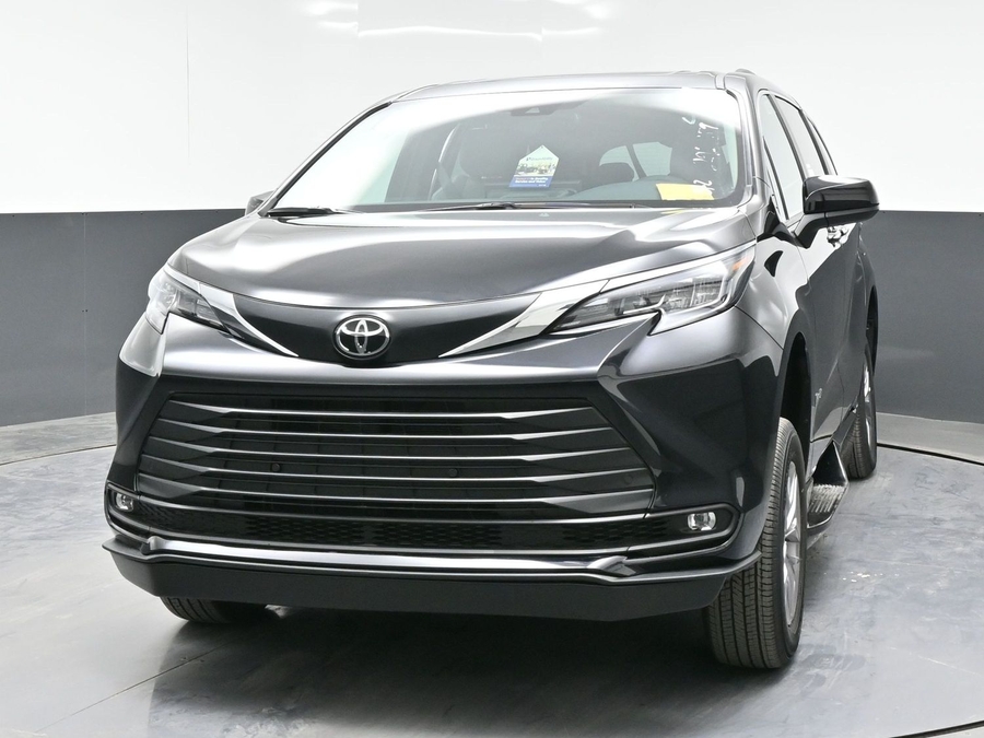 New 2026 Toyota Sienna Hybrid XLE Base - BraunAbility Side Entry Entry Fold Out Automatic Ramp