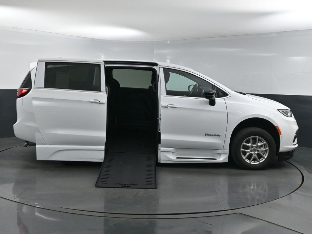 2025 Chrysler Pacifica Select's photo