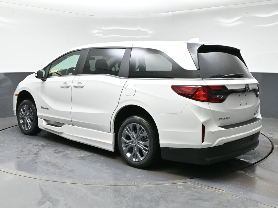 White Honda Odyssey image number 4