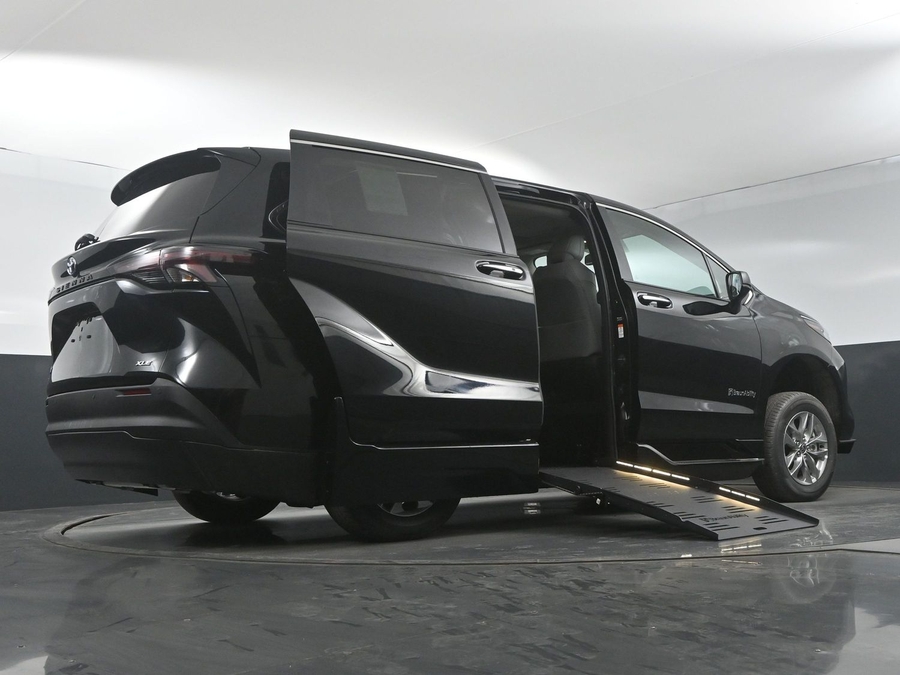 New 2025 Toyota Sienna Hybrid XLE Base - BraunAbility Side Entry Entry Fold Out Automatic Ramp