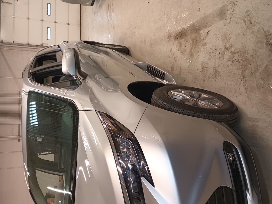 Silver Toyota Sienna image number 7