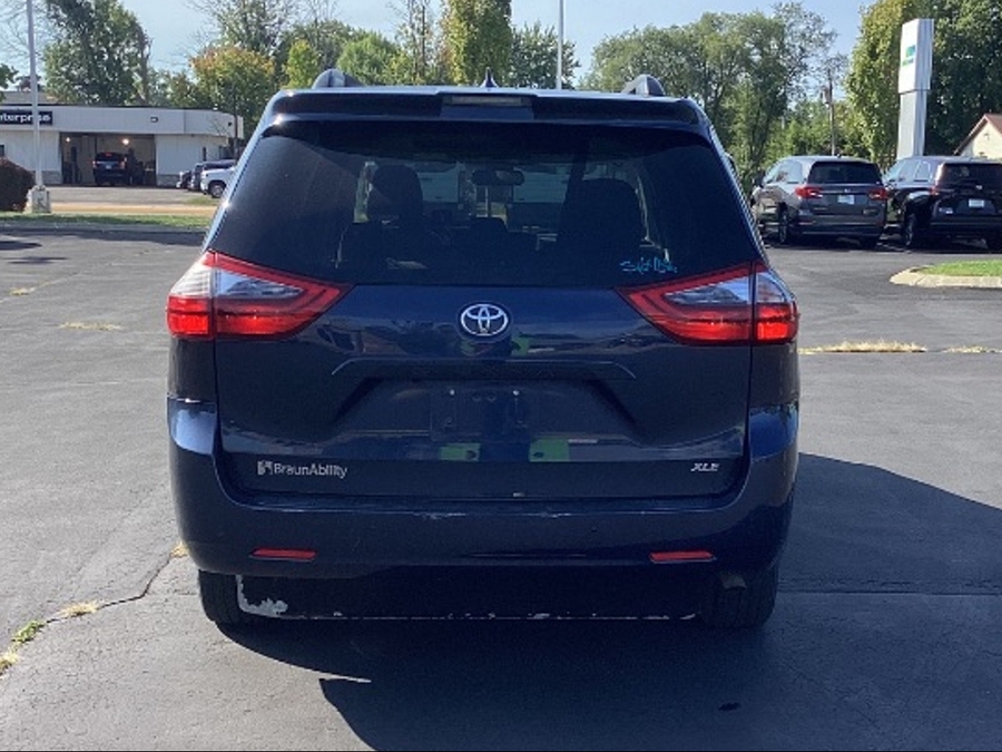 2020 Toyota Sienna XLE - Photo 16