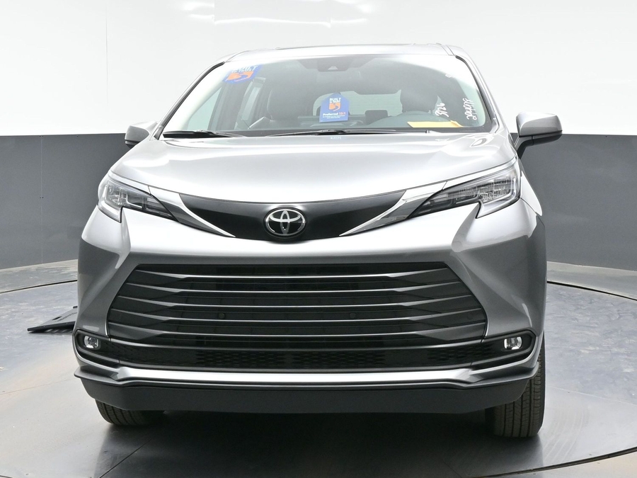 Grey Toyota Sienna image number 1