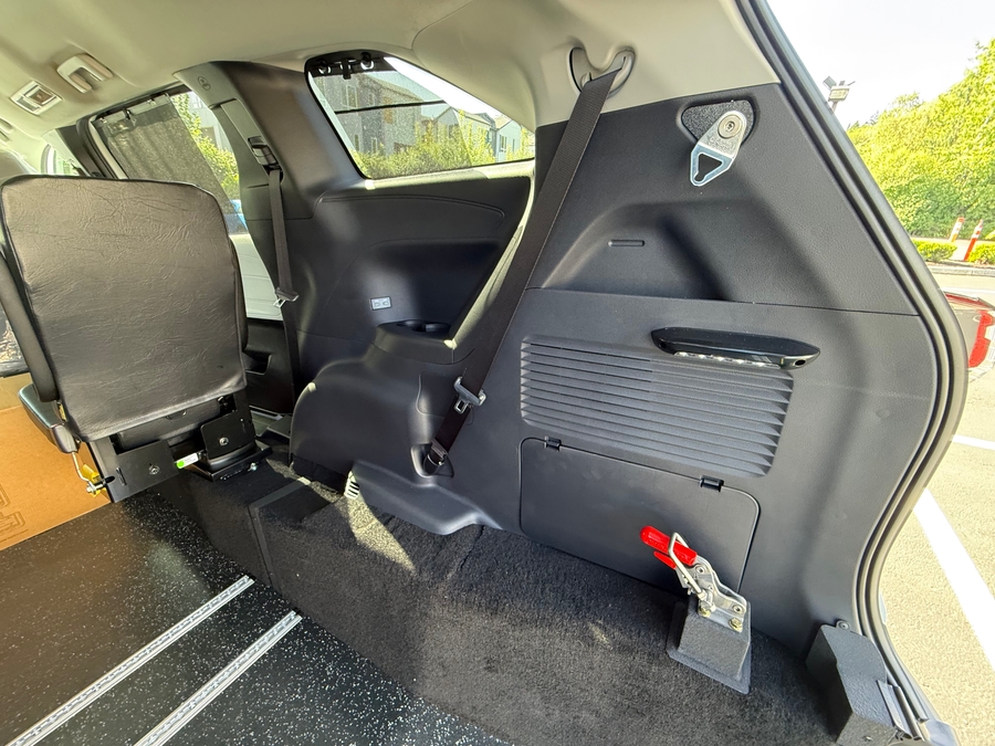 New 2026 Toyota Sienna Hybrid LE w swivel 2nd row - Vantage Mobility Commercial Rear Entry Entry Fold Out Manual Ramp