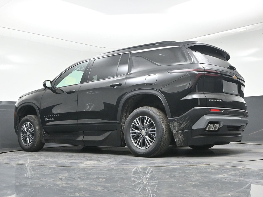 Black Chevrolet Traverse image number 19