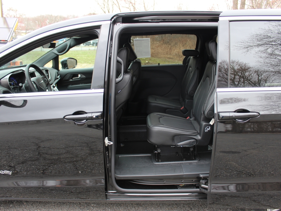 Black Chrysler Voyager image number 14