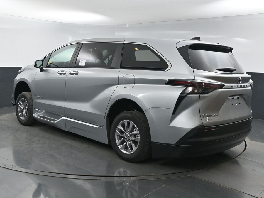 New 2025 Toyota Sienna Hybrid XLE Base - BraunAbility Side Entry Entry In Floor Automatic Ramp